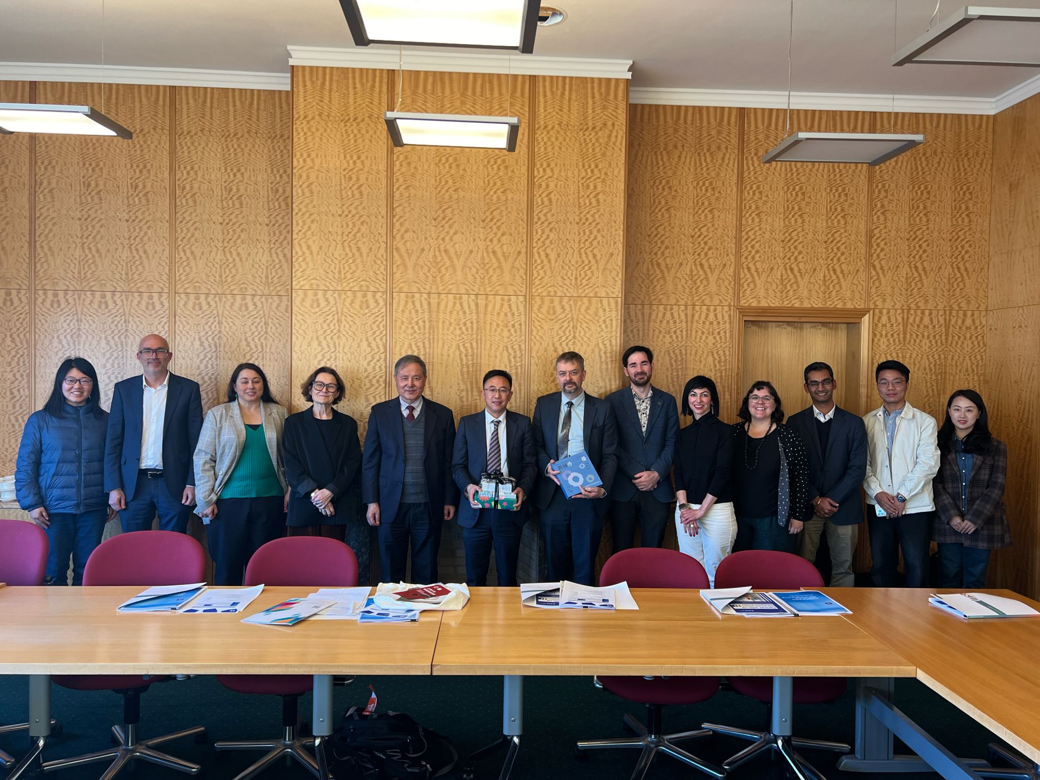 4.悉尼科技大学合影.jpg 4.悉尼科技大学合影.jpg