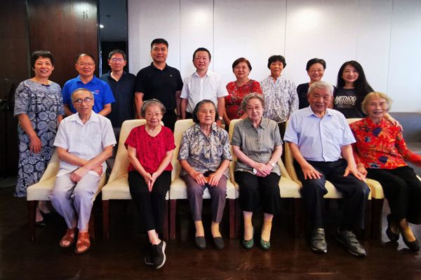 侨联座谈会合影_副本.jpg 侨联座谈会合影_副本.jpg